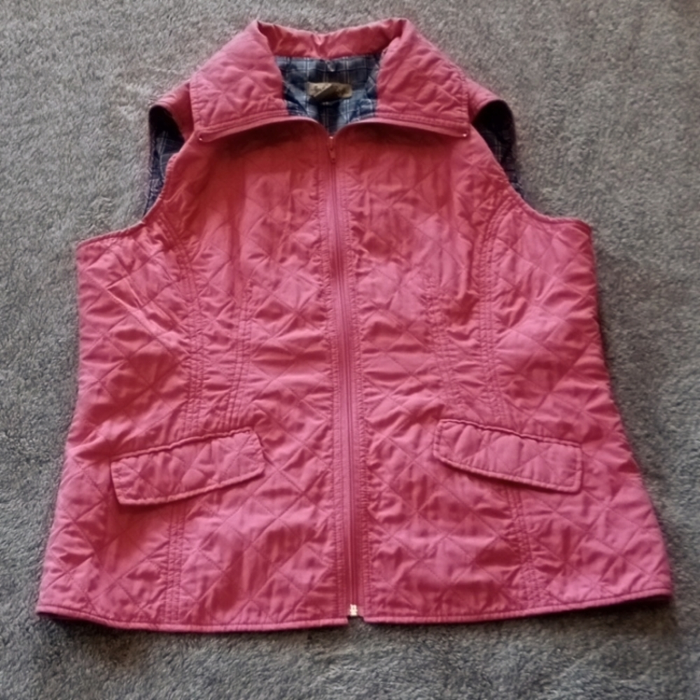 Peck & Peck pink quilted vest with two front snap pockets
